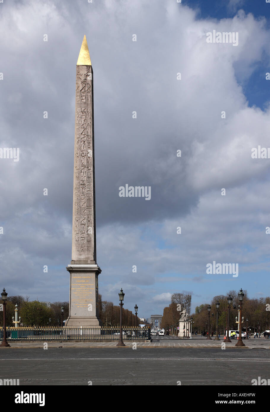 Paris, Place de la Concorde, Obelisk mit Blick auf den Arc de Triomphe Stock Photo
