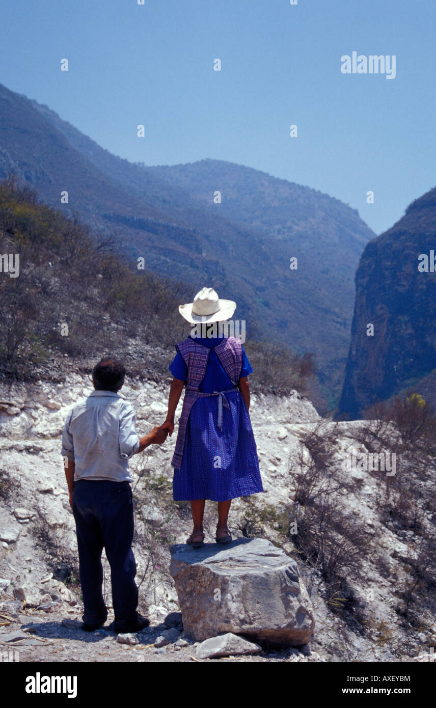 Elderly indigenous couple holding hands in the Sierra Gorda Biosphere Reserve, Queretaro state, Mexico Stock Photo