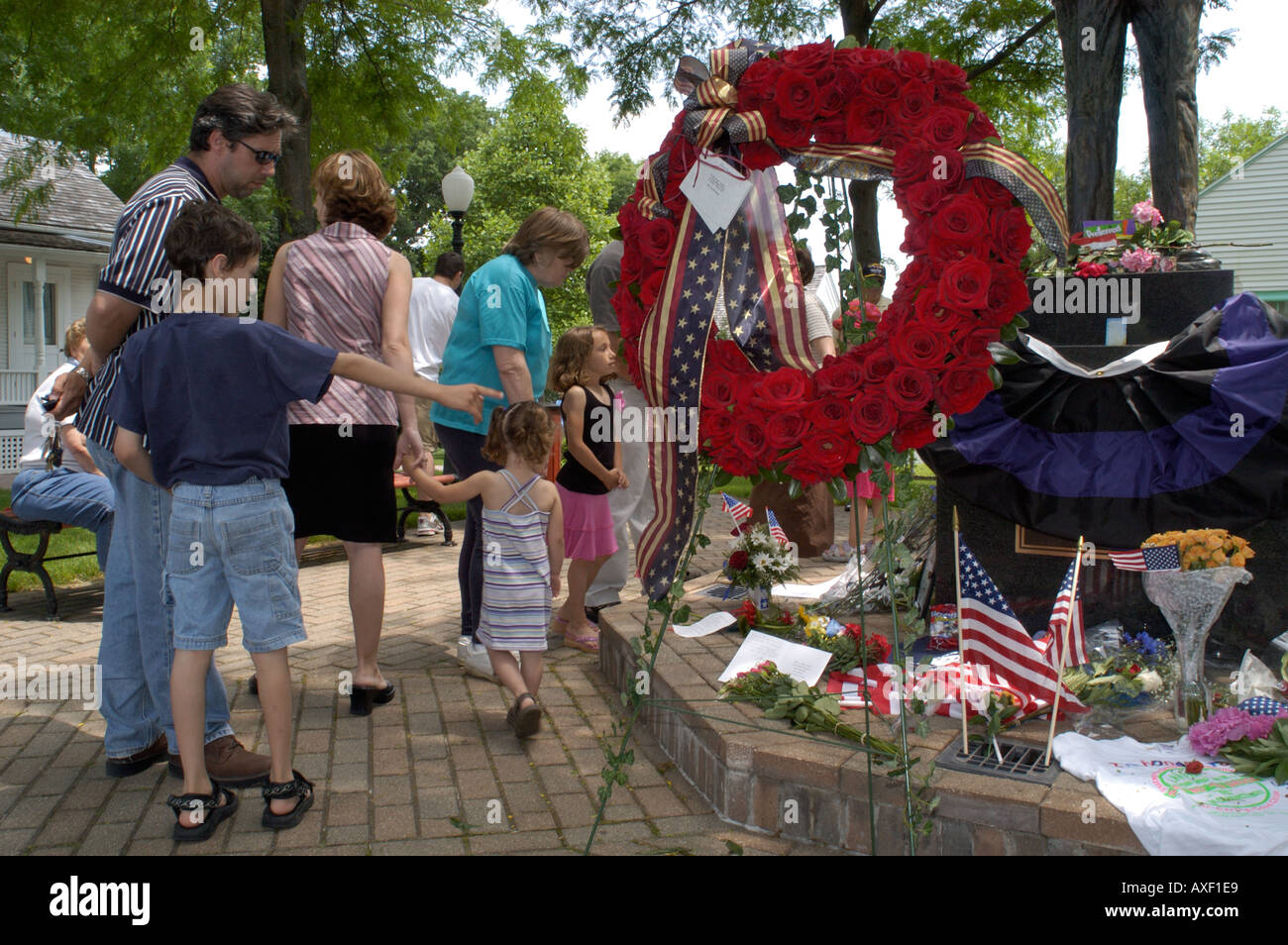 mourners gather at statue of Ronald Reagan at his boyhood home of Dixon Illinois following his death Stock Photo