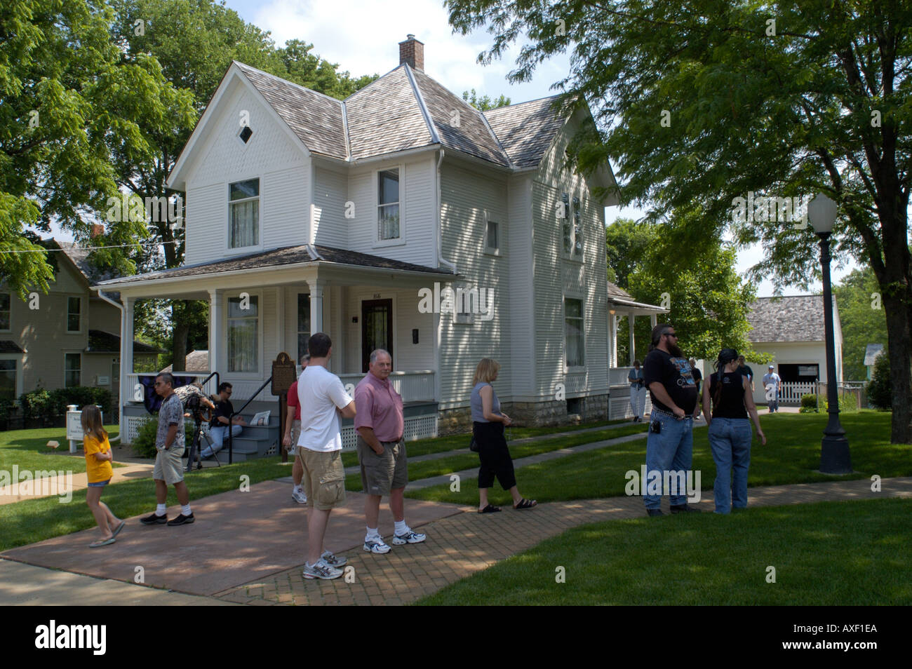 mourners gather at the boyhood home of Ronald Reagan in Dixon Illinois following his death in June 2004 Stock Photo