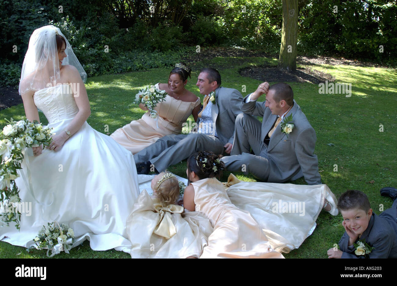 Bride and groom guests church hi-res stock photography and images - Alamy