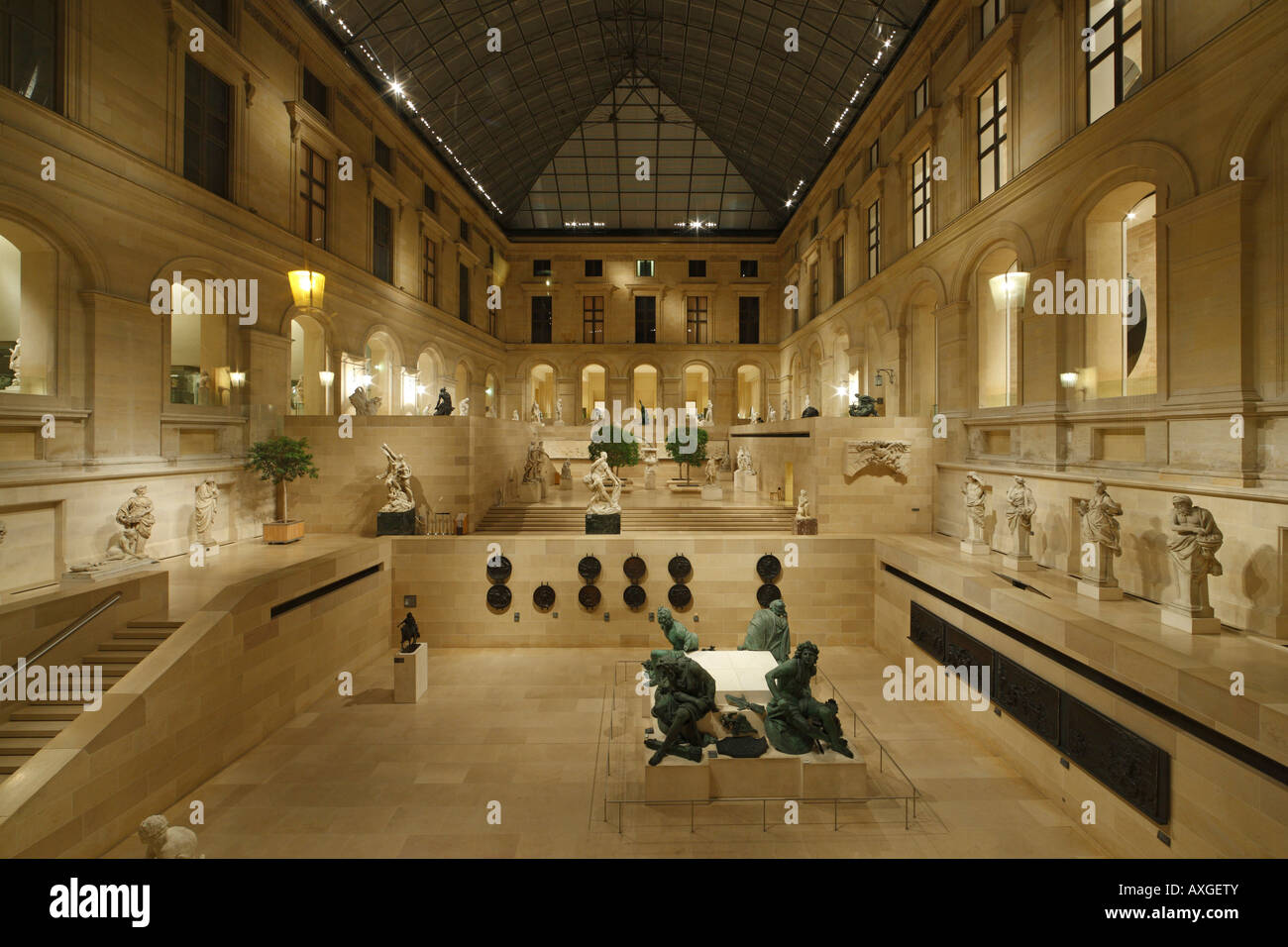 Paris, Louvre, Überdachter Innenhof mit Skulpturensammlung Stock Photo