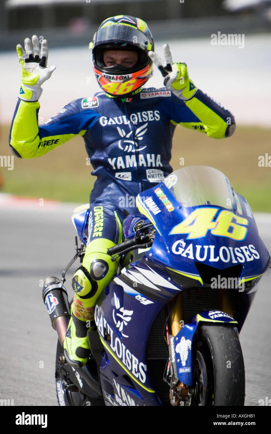 Valentino Rossi signals winning his seventh World Championship during the  2005 MotoGP at the Sepang International Circuit Stock Photo - Alamy