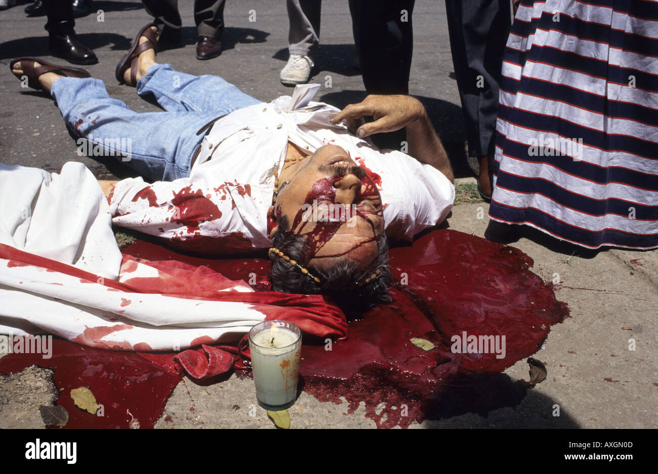 man-laying-on-ground-murdered-by-gun-shot-oaxaca-mexico-AXGN0D.jpg