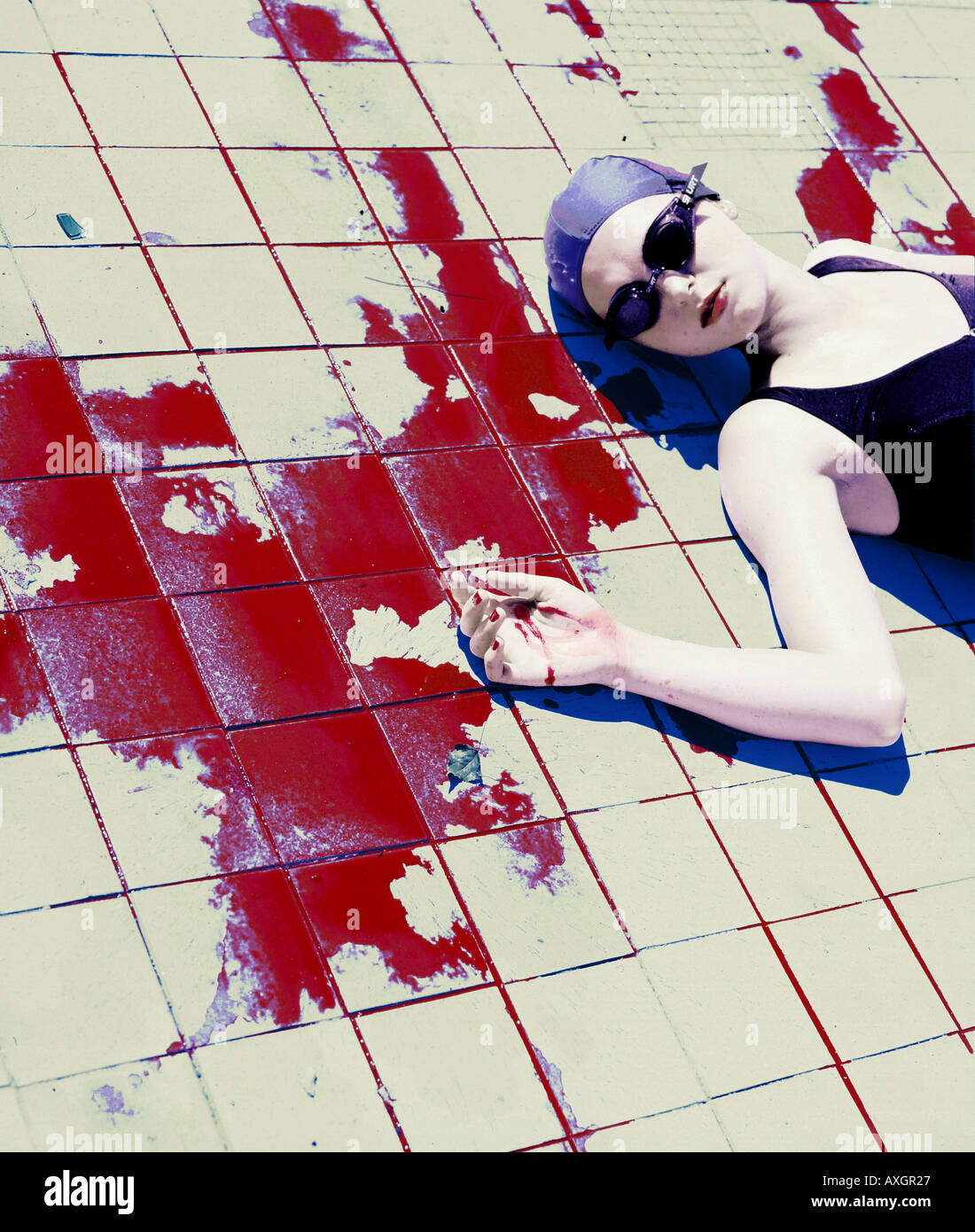 Foto De Valentina Desangrada En El Suelo Woman lying on the ground, in a pool of blood Stock Photo - Alamy