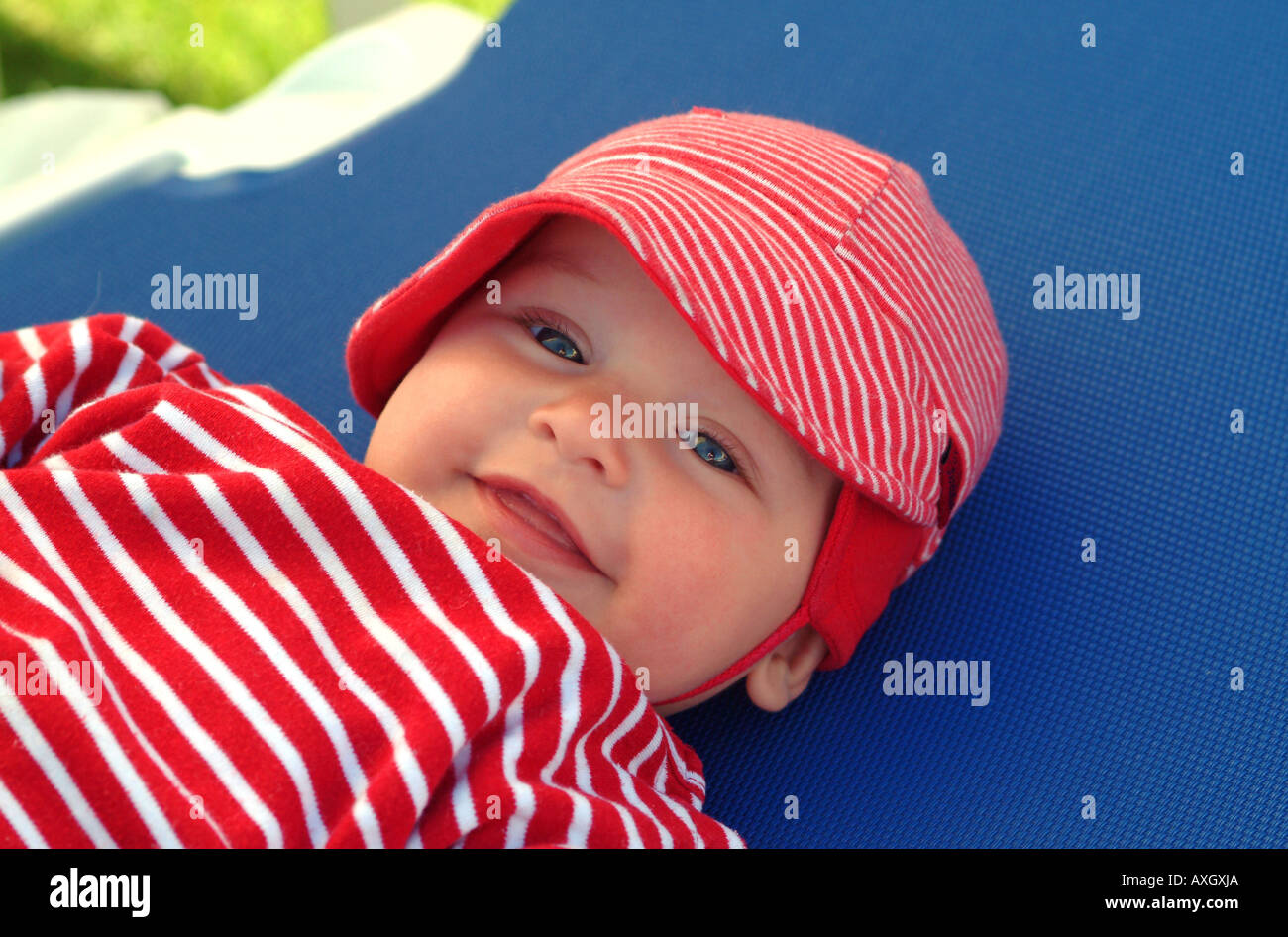 confident 6 months old Baby with hat closeup zufriedenes 6 Monate altes Baby mit Mütze Stock Photo