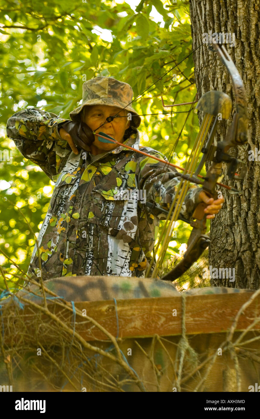 Bow hunter tree stand hires stock photography and images Alamy
