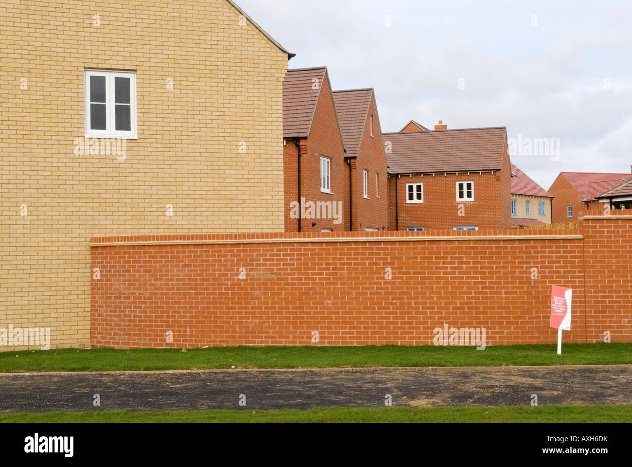 New build housing estate almost finished, houses for sale. Yellow Red brick garden wall at Foresthall Park, Bishop Stortford UK 2008 2000s HOMER SYKES Stock Photo