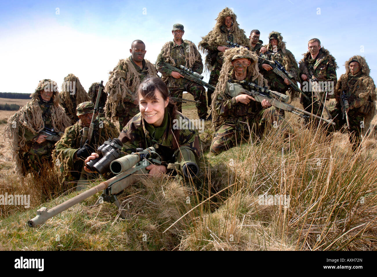 A BRITISH ARMY FEMALE RECRUIT AT A FIRING RANGE IN BRECON WALES DURING A SNIPER TRAINING COURSE Stock Photo