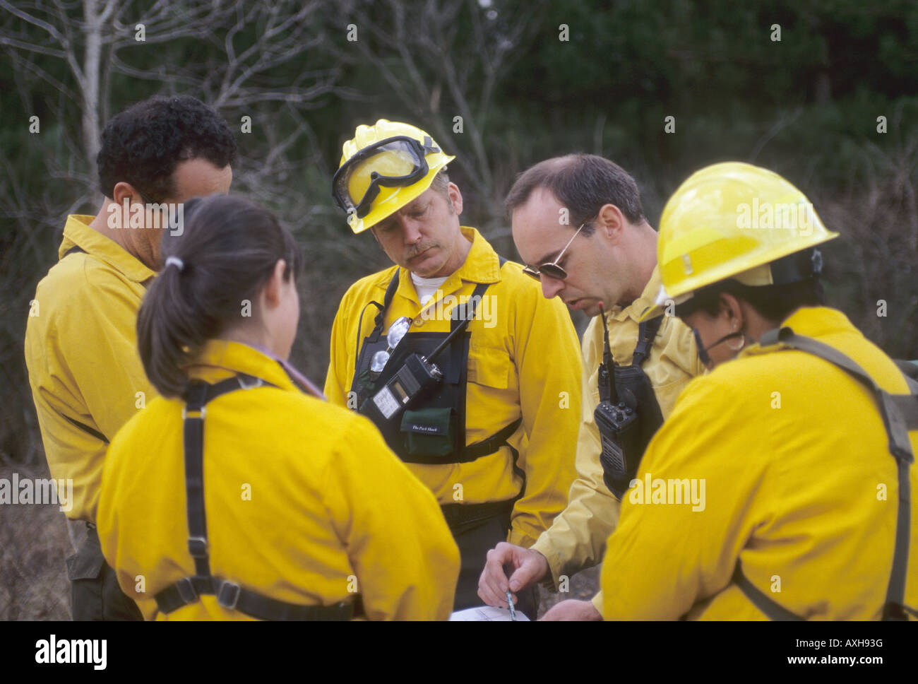 Fire Boss explains objectives of burn to fire crew Stock Photo Alamy