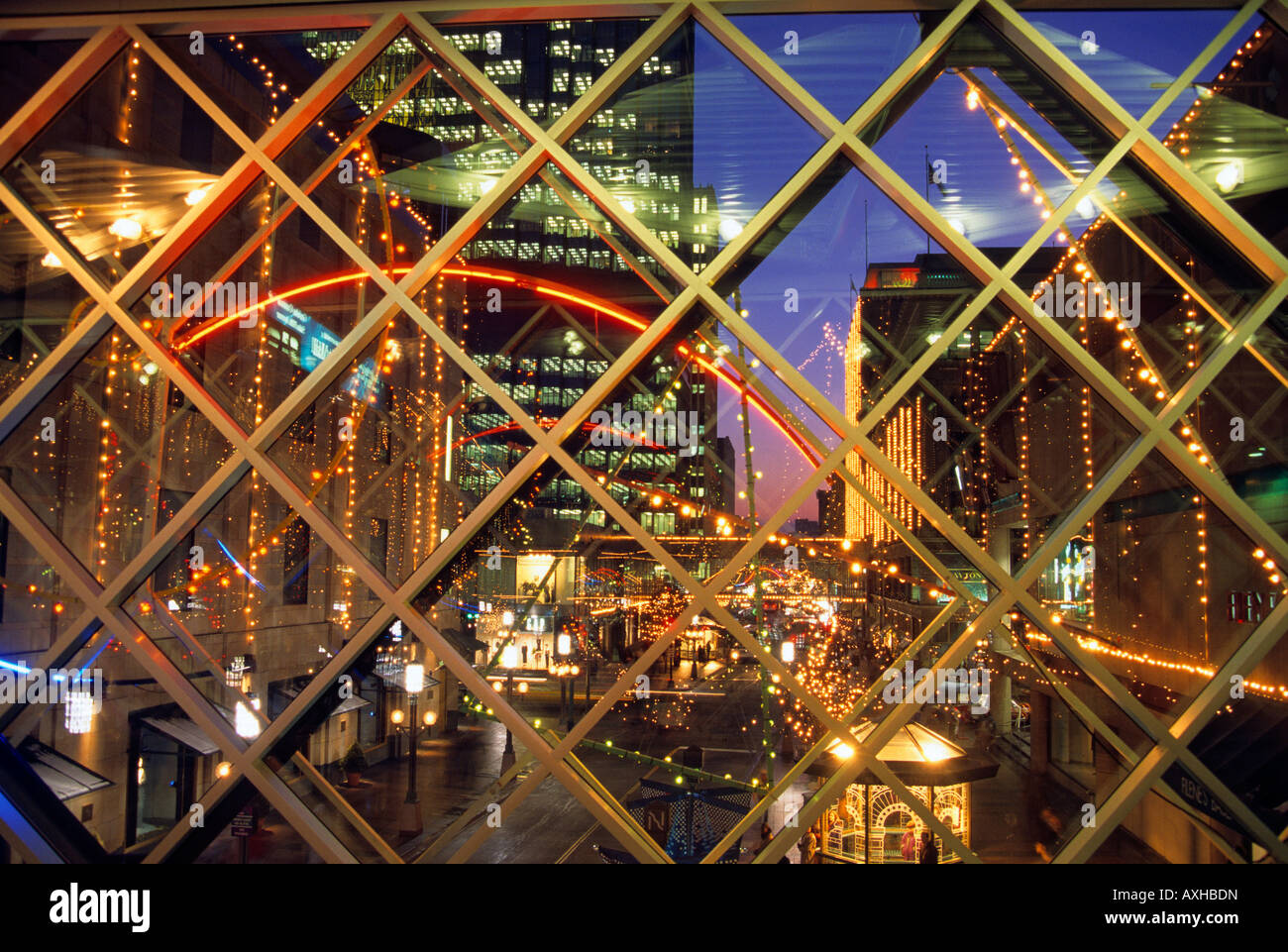 VIEW OF NICOLLET MALL IN DOWNTOWN MINNEAPOLIS, MINNESOTA FROM SKYWAY CONNECTING BUILDINGS.  HOLIDAY SEASON; DECEMBER. Stock Photo