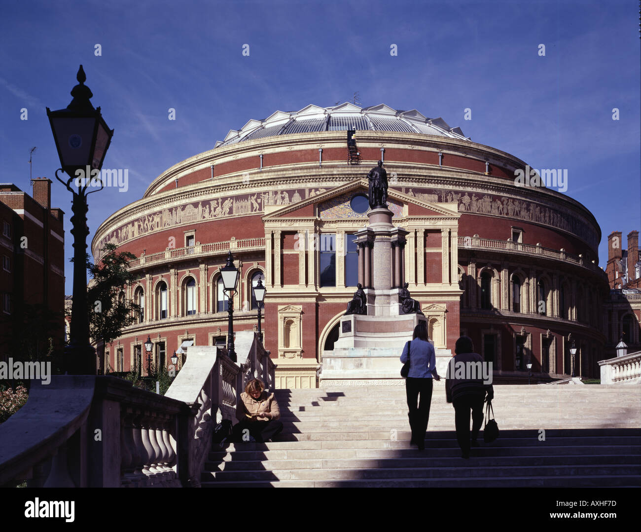 Statue outside royal albert hall hires stock photography and images