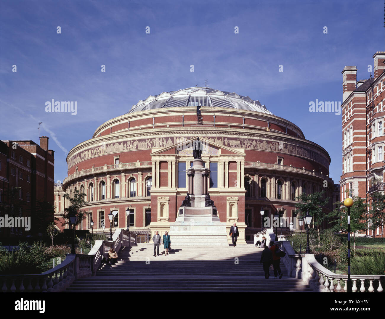 Statue outside royal albert hall hires stock photography and images