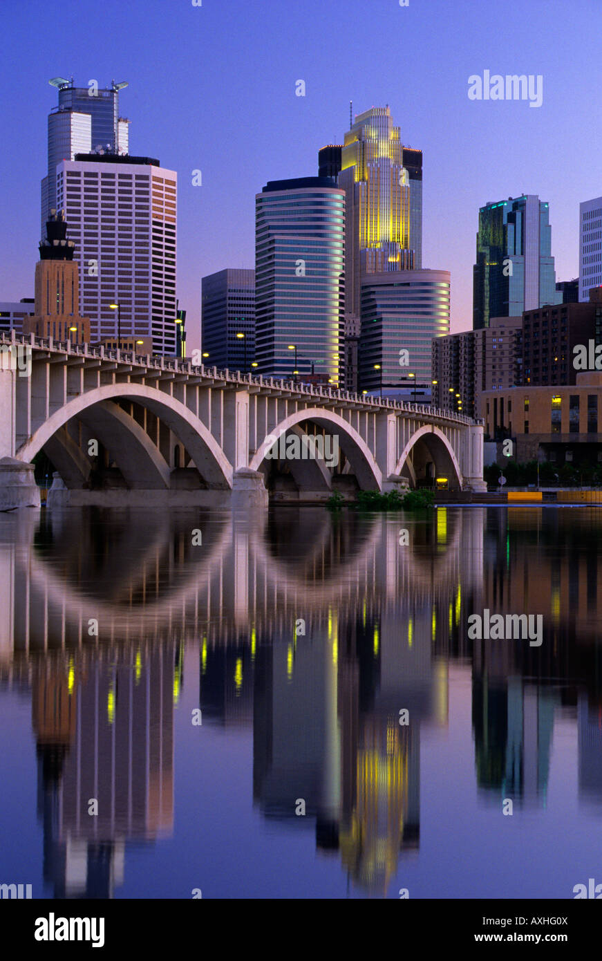 SKYLINE OF MINNEAPOLIS, MINNESOTA, THE MISSISSIPPI RIVER AND THE THIRD AVENUE-CENTRAL AVENUE BRIDGE.  DUSK; SUMMER. Stock Photo