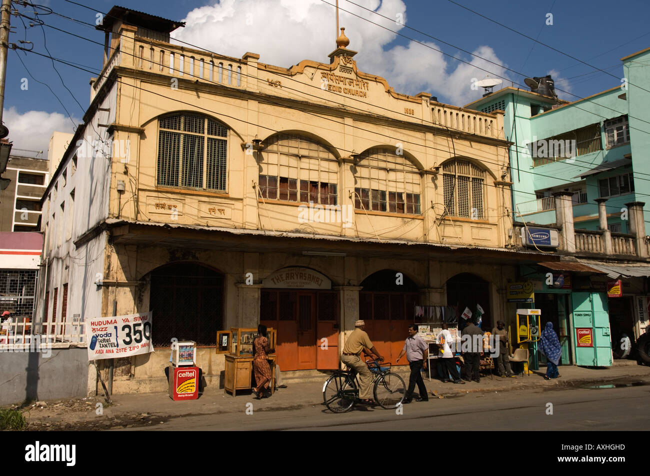 Tanzania DaresSalaam dilapitated old colonial house Stock Photo Alamy