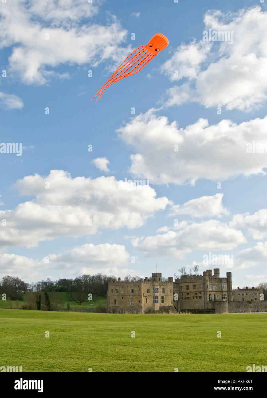Kites over Leeds castle in Kent Stock Photo Alamy