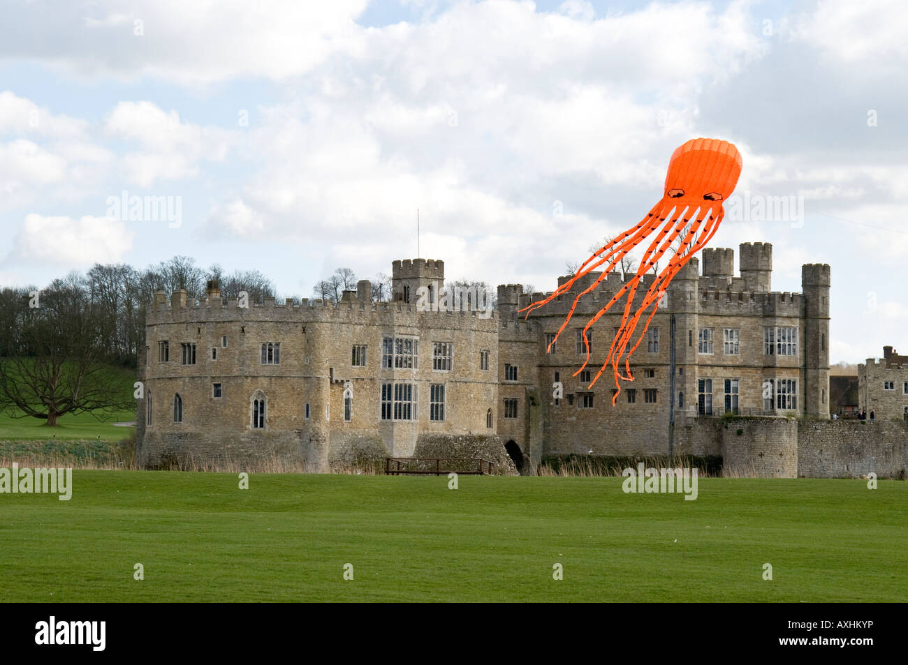 Kites over Leeds castle in Kent Stock Photo Alamy