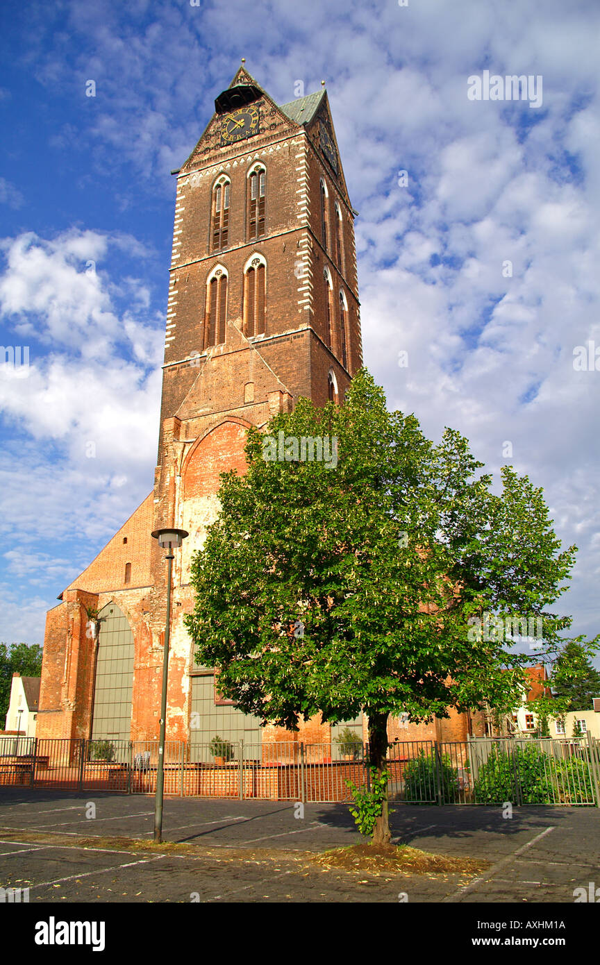marienkirchturm-tower-of-church-marienkirche-wismar-germany-stock-photo