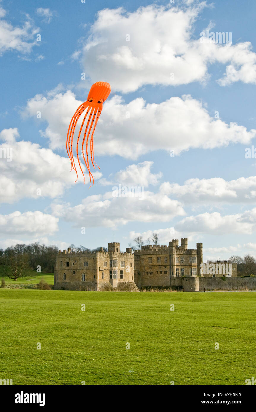 Kites over Leeds castle in Kent Stock Photo Alamy