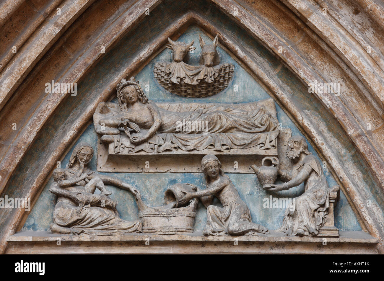 Ulm Münster 'Westliches Portal auf der Nordseite sogenanntes Kleines Marienportal: Tympanon Geburt Christi mit dem Bad des Neuge Stock Photo