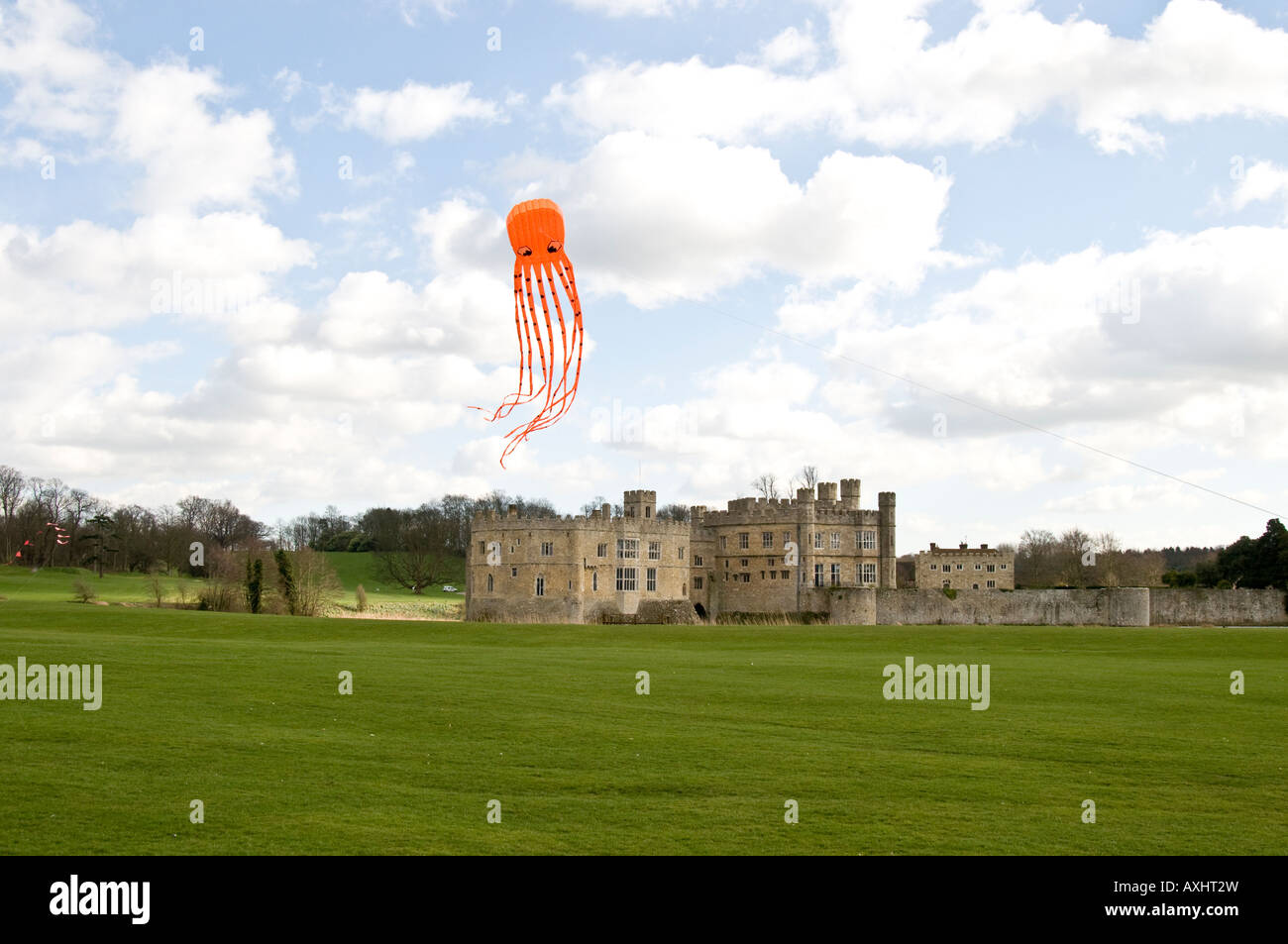 Kites over Leeds castle in Kent Stock Photo Alamy