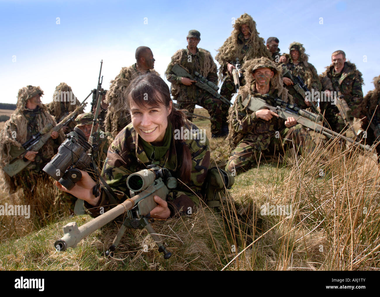 A BRITISH ARMY FEMALE RECRUIT AT A FIRING RANGE IN BRECON WALES DURING A SNIPER TRAINING COURSE Stock Photo