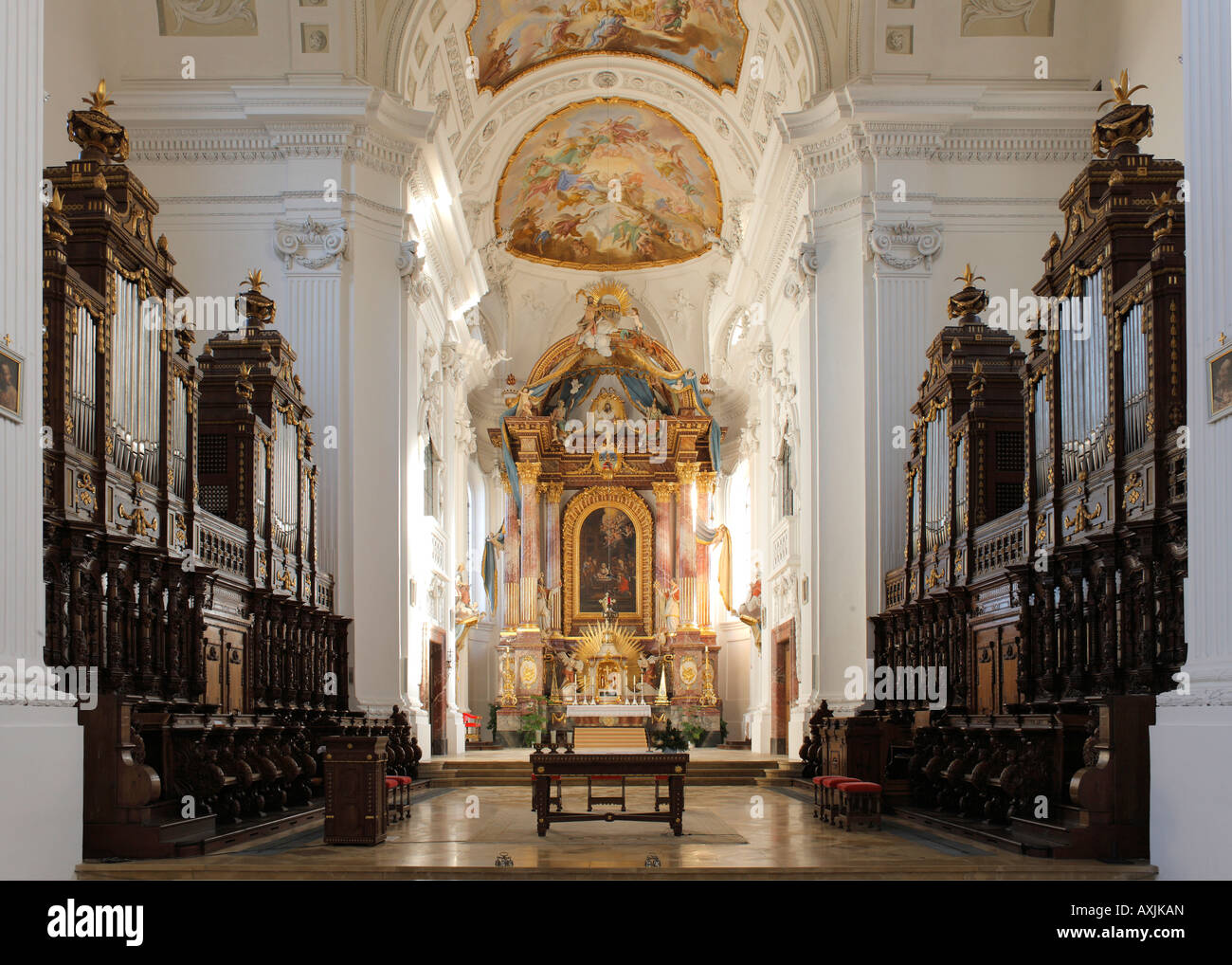 Rot an der Rot, Pfarrkirche, ehemalige Prämonstratenserklosterkirche, Chororgeln von Johann Nepumuk Holzhey, Blick zum Altar Stock Photo