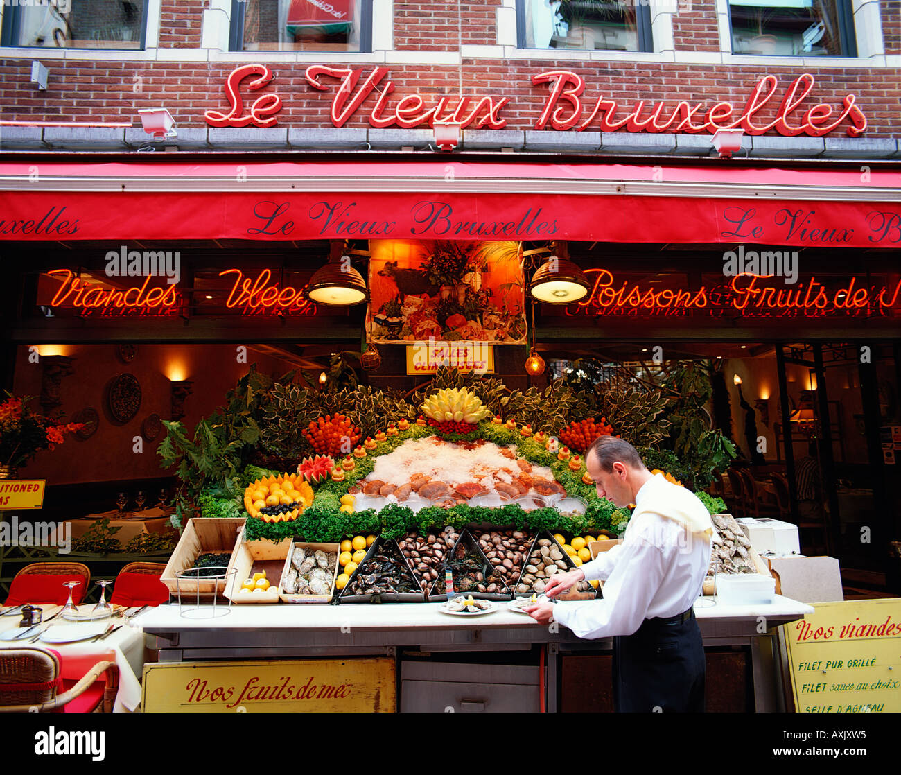 Waiter restaurant brussels hi-res stock photography and images - Alamy