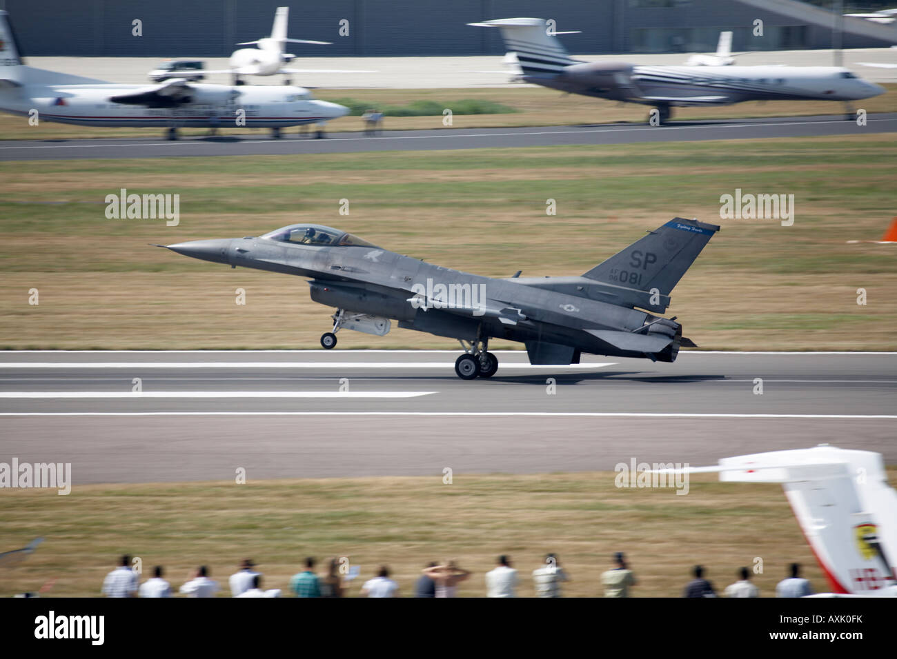 F 16 Fighting Falcon aircraft landing after flying display at Farnborough International Airshow July 2006 Stock Photo