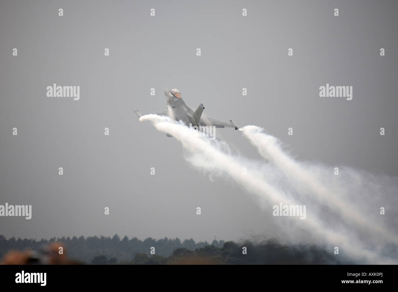 F 16 Fighting Falcon aircraft on flying display at Farnborough International Airshow July 2006 Stock Photo