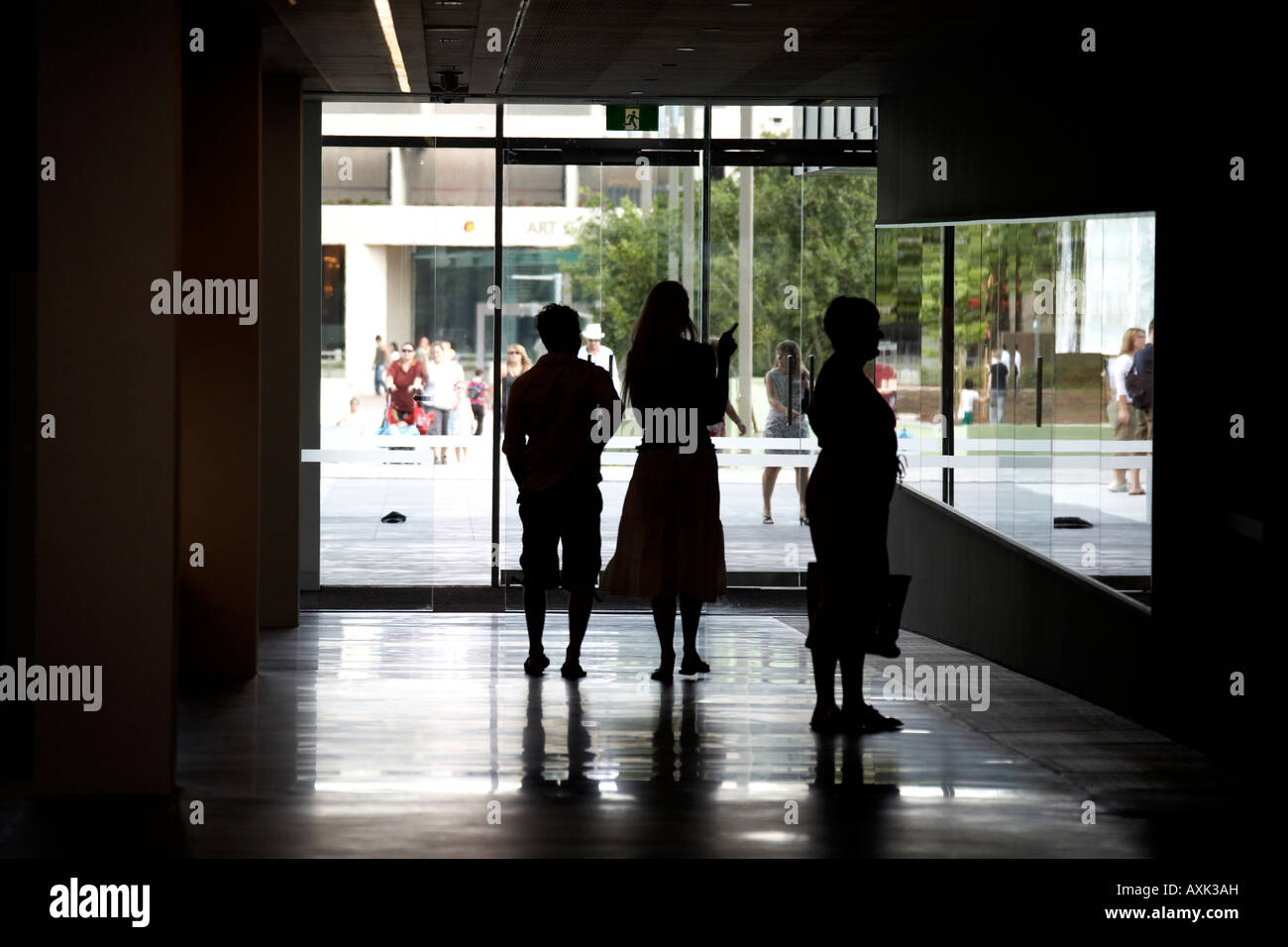 People in an art gallery hi-res stock photography and images - Alamy