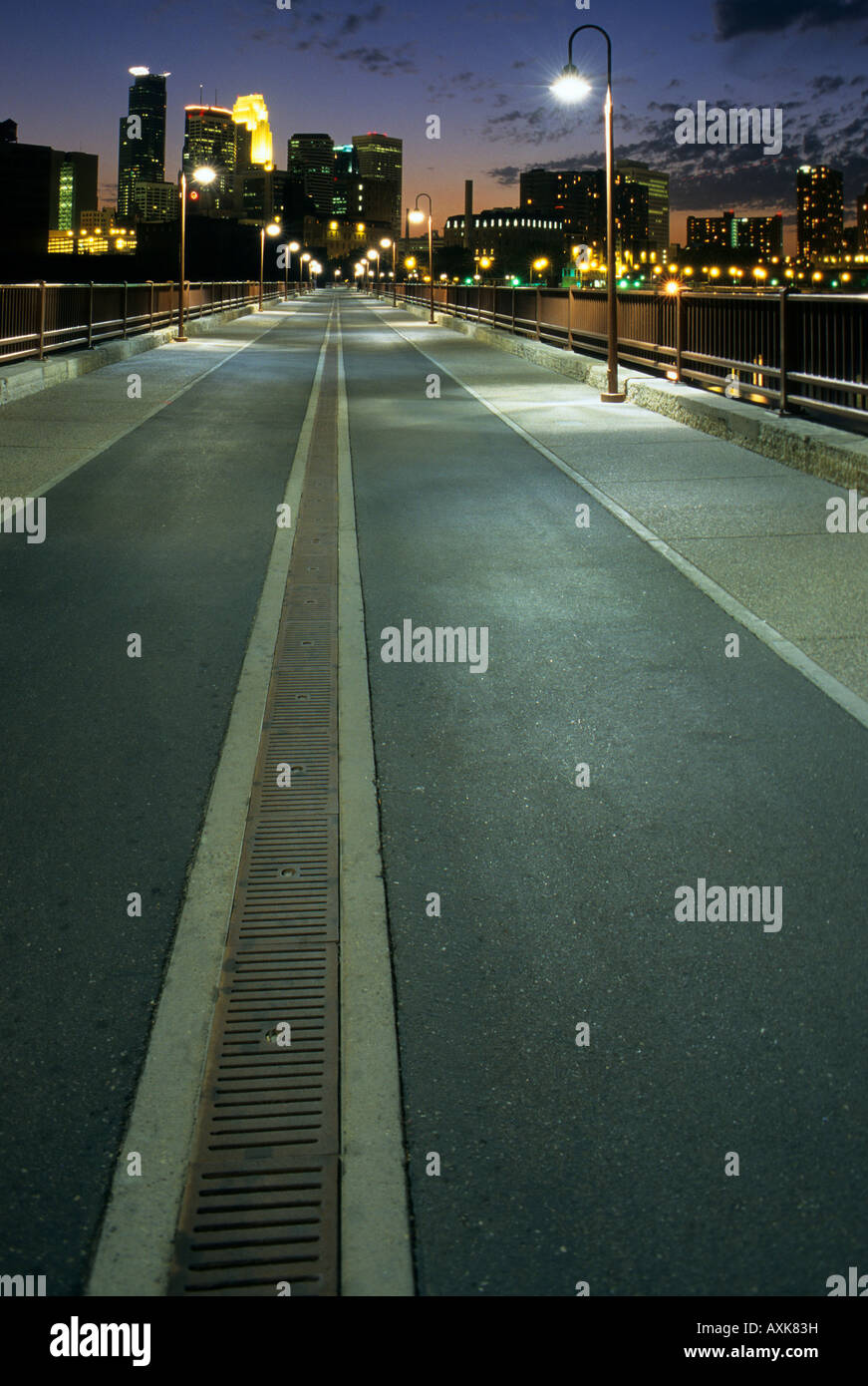 JAMES J. HILL STONE ARCH BRIDGE OVER THE MISSISSIPPI RIVER LEADS TO