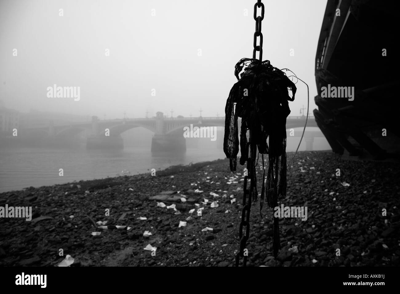 Southwark Bridge shrouded in mist, Bankside, London Stock Photo