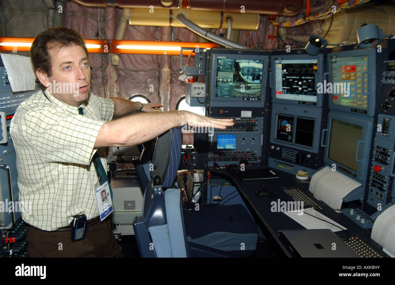 Airbus test pilot Pascal Verneau briefs media on testing of Airbus 380 ...