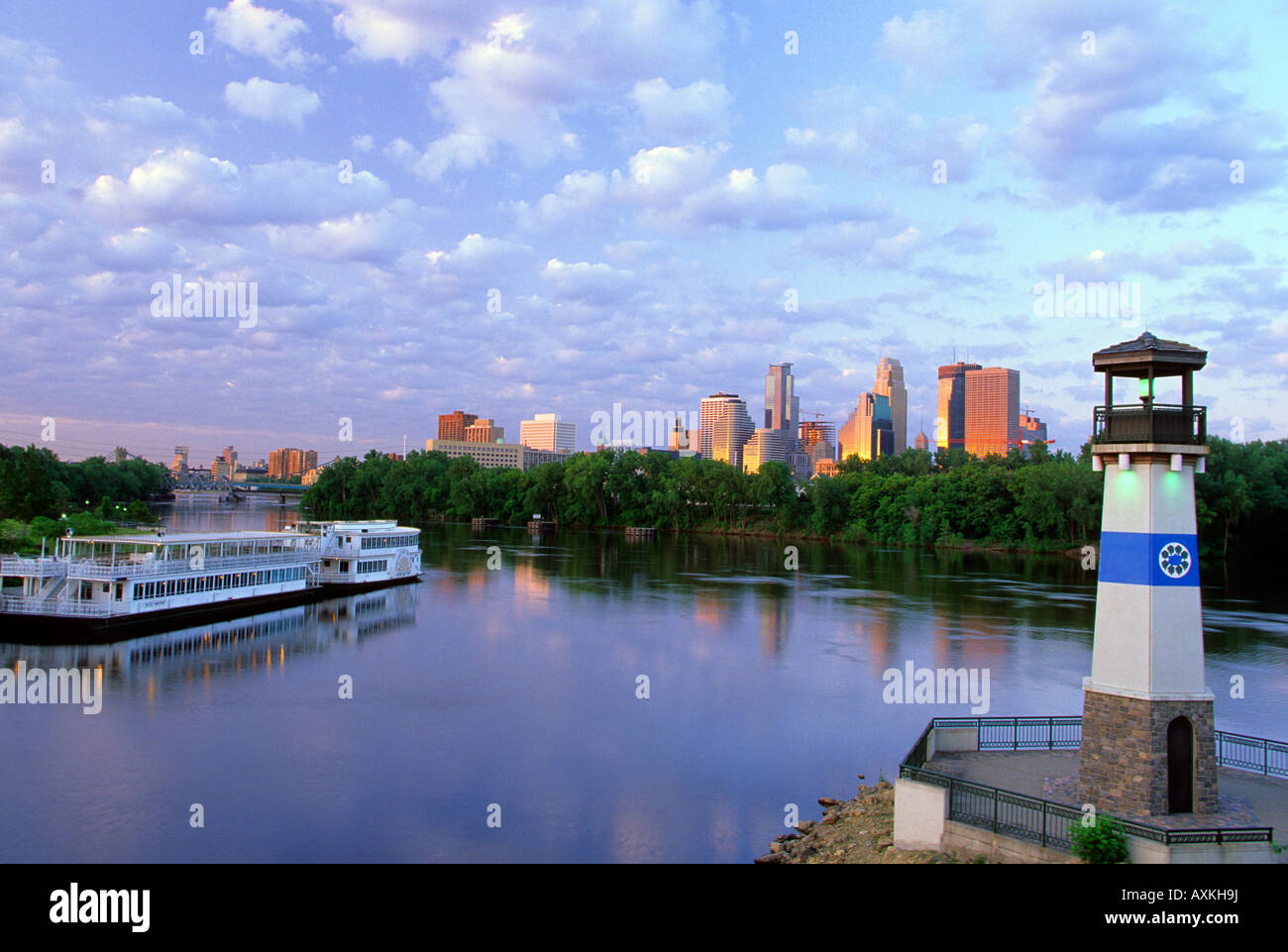 SKYLINE OF MINNEAPOLIS, MINNESOTA, THE MISSISSIPPI RIVER AND TOUR BOATS