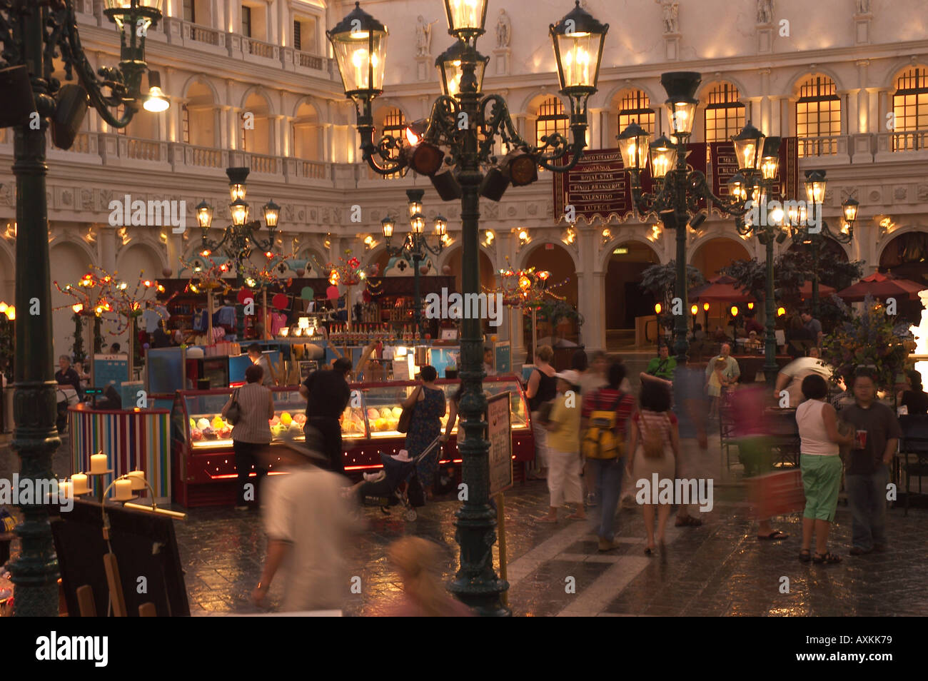 Venetian las vegas crowds hi-res stock photography and images - Alamy