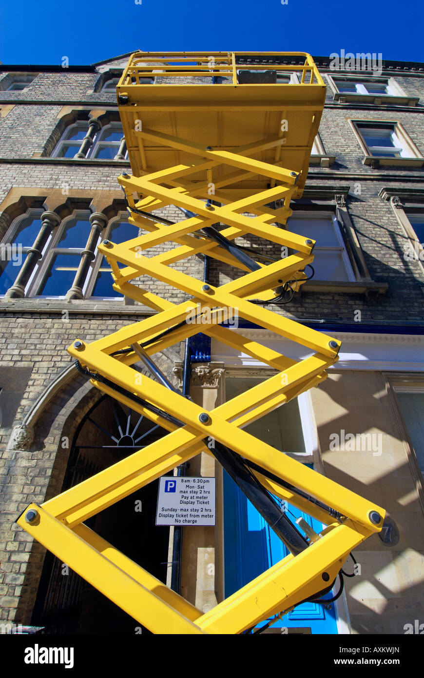 A hydraulic scissor lift platform at work in King Edward Street, Oxford