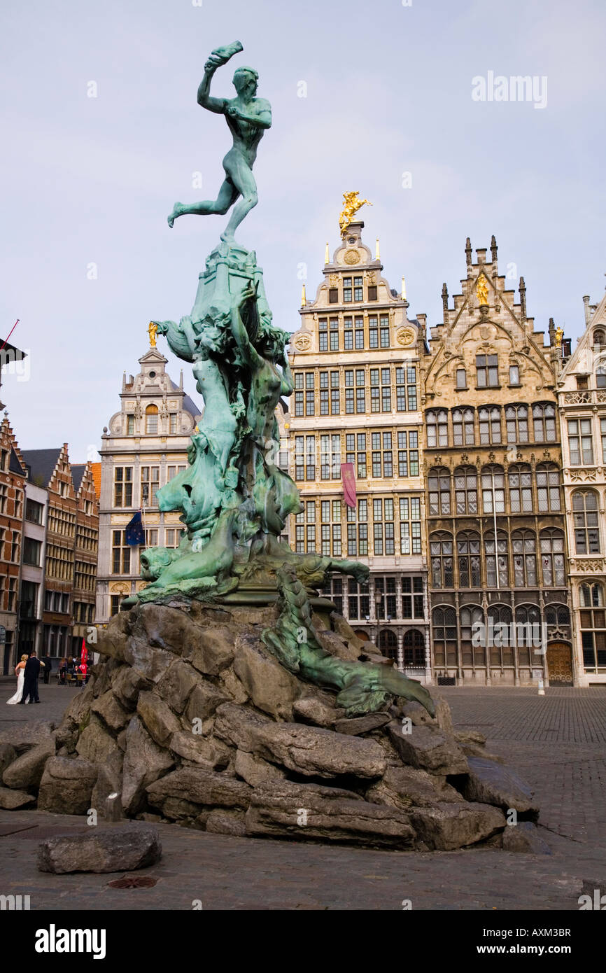 Brabo's statue in the Grote Markt (market Square), Antwerp. Belgium, with  Guildhouses behind Stock Photo - Alamy