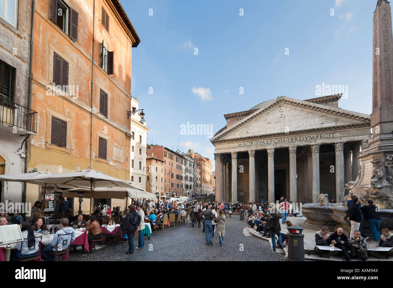 Sidewalk restaurant and the Pantheon, Piazza della Rotonda, Historic Centre, Rome, Italy Stock Photo