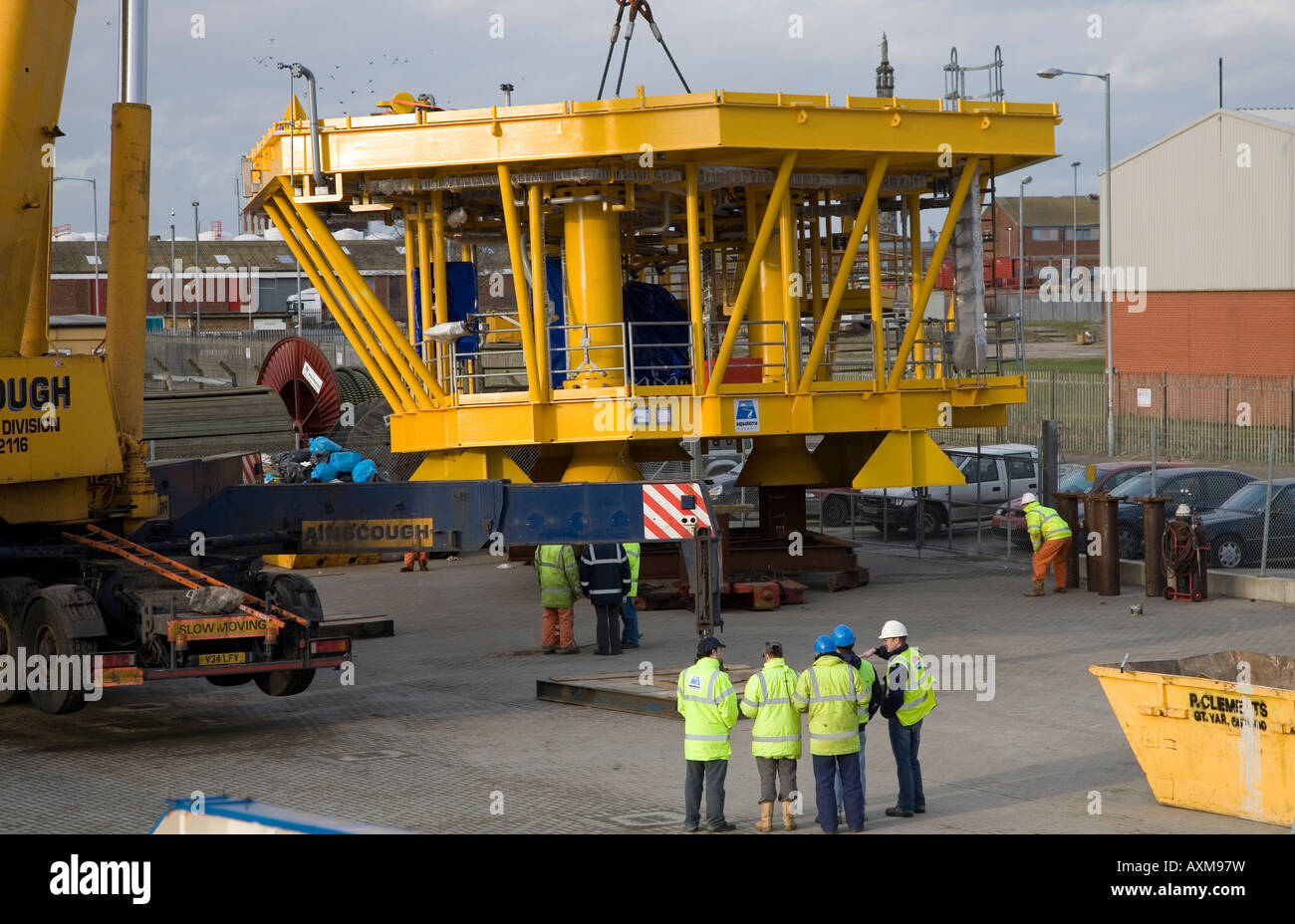 heavy crane quay rig platform load counter-weight Stock Photo - Alamy