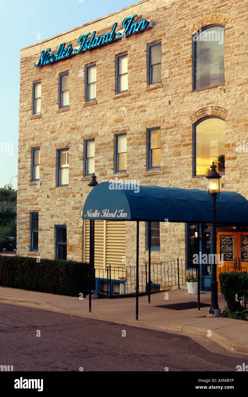 FRONT ENTRANCE OF THE NICOLLET ISLAND INN, A UPSCALE HOTEL ACROSS THE