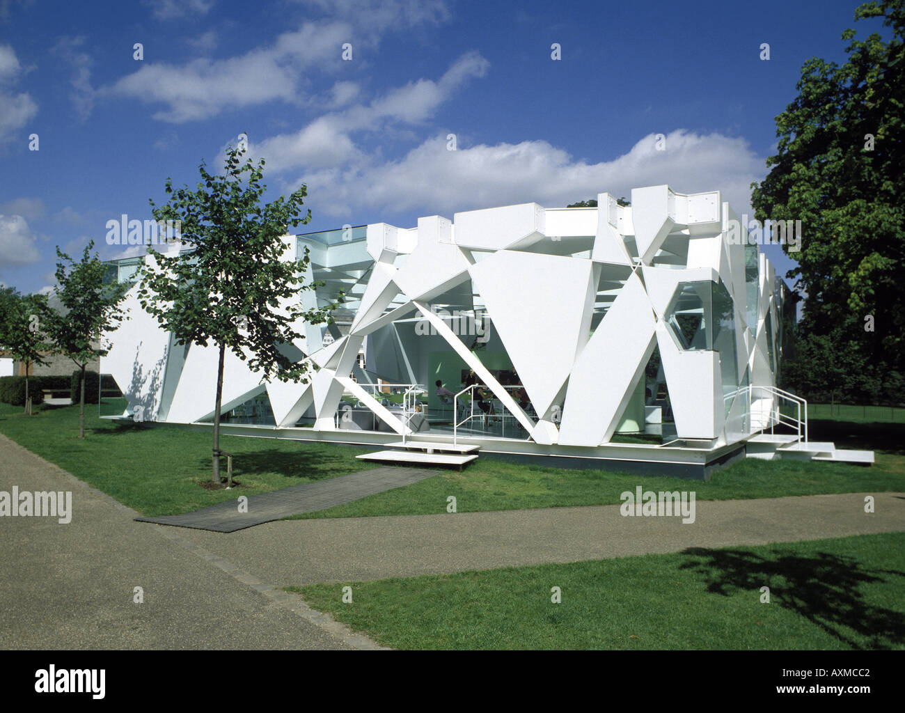 плавные линии в архитектуре. здание штаб квартиры ing амстердам. John lewis лидс. этно архитектура киргизии. L'hemisfèric.