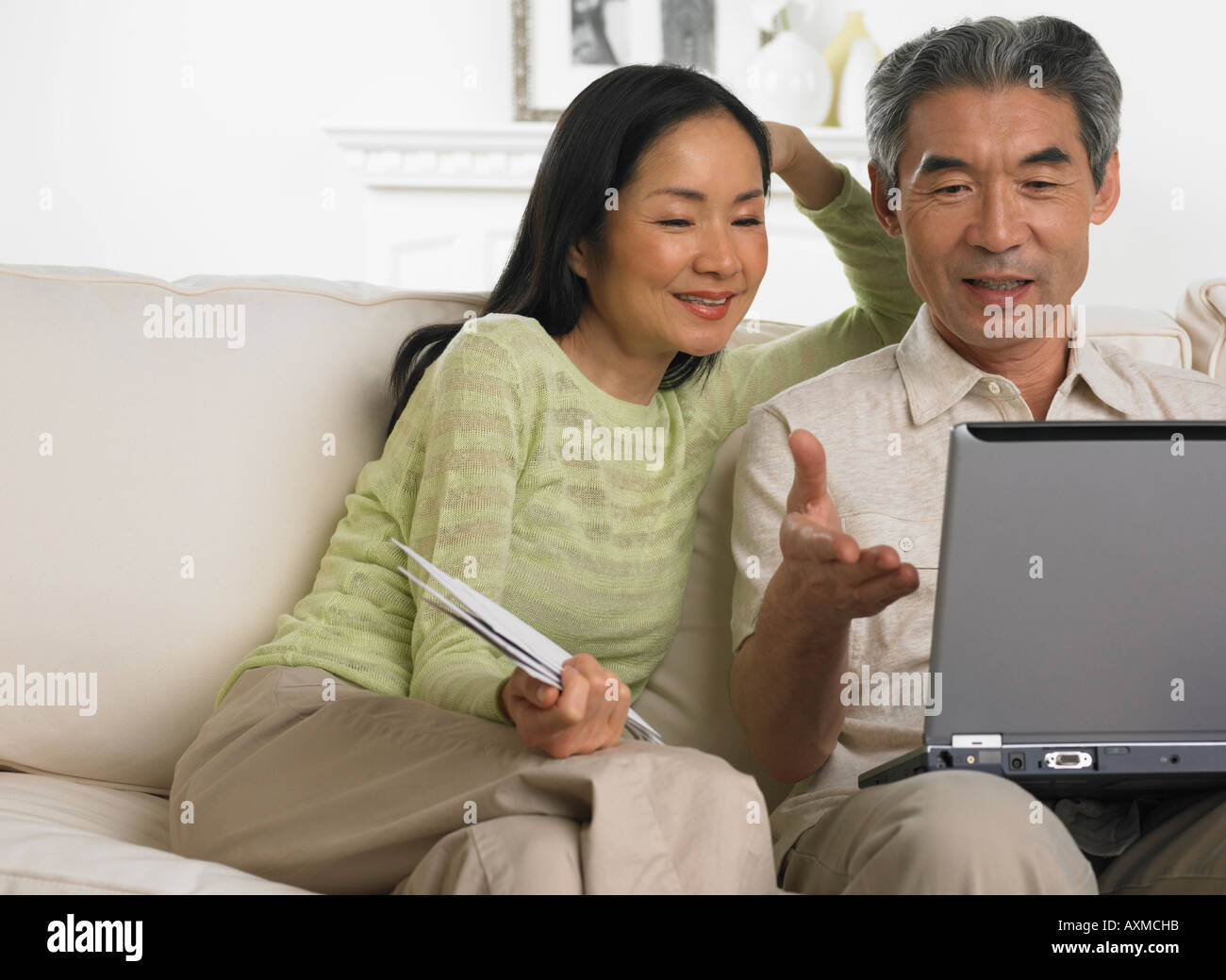 Middle age couple sitting asian hi-res stock photography and images - Alamy