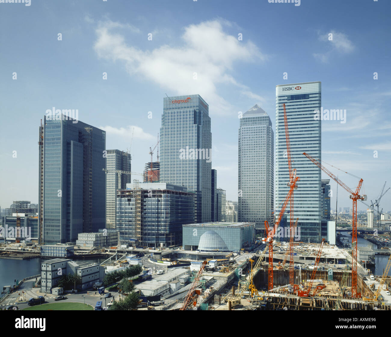 Hsbc canary wharf cloud hi-res stock photography and images - Alamy