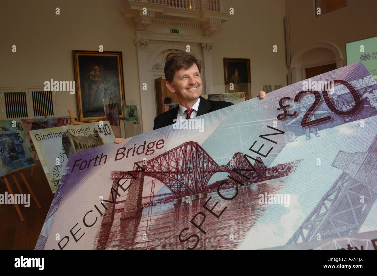 BANK OF SCOTLAND ISSUES A NEW SERIES OF BANKNOTES PICTURED COLIN MATTHEW TREASURER BOS Stock Photo