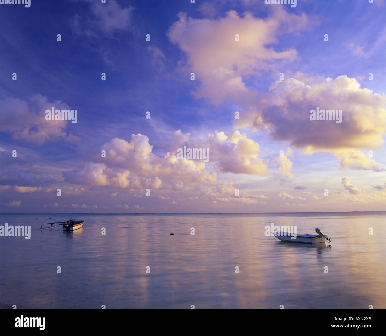 Sunset over water boats hi-res stock photography and images - Alamy