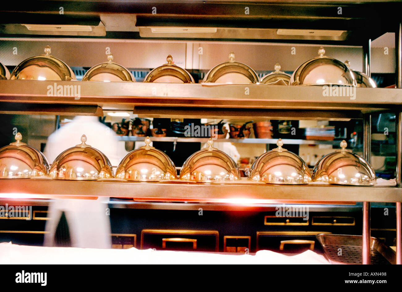 France, Paris, French Restaurant 'Le V' 'Le Cinq' 'Haute Cuisine' Luxury Hotel 'Four Seasons George V'  French Chef Working, fancy restaurant Stock Photo