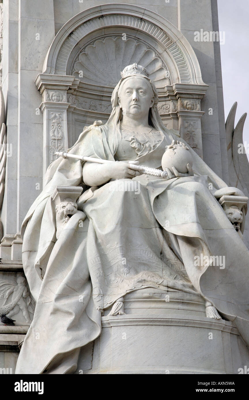Statue of Queen Victoria, Victoria Memorial in front of Buckingham