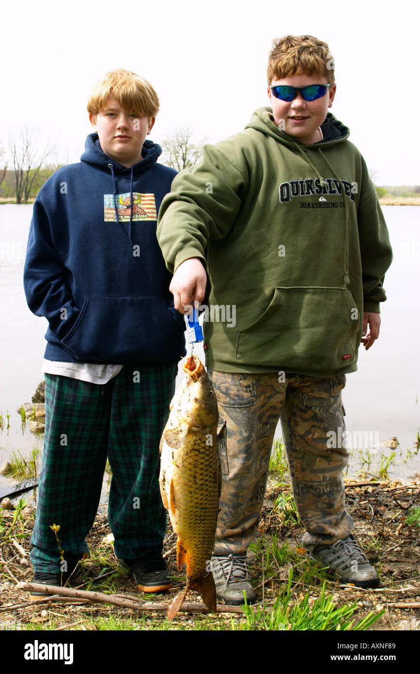 Arthur Conan Doyle Ordelijk Handelsmerk FISHING Fox River Illinois Two boys hold up large carp caught in the Fox  River Stock Photo - Alamy