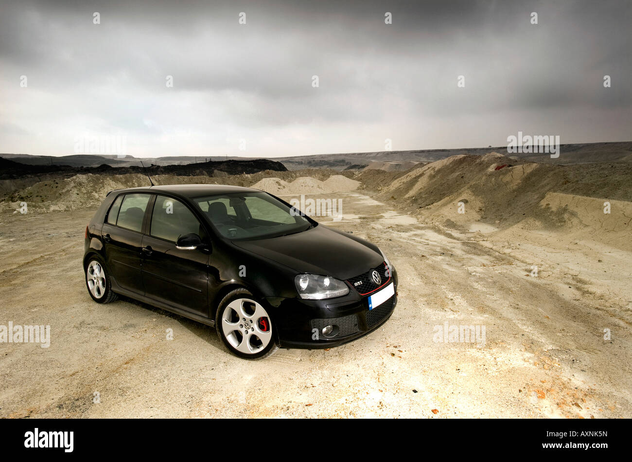 https://c8.alamy.com/comp/AXNK5N/2007-mark-5-volkswagen-vw-golf-gti-turbo-black-lit-by-flash-speedlights-AXNK5N.jpg